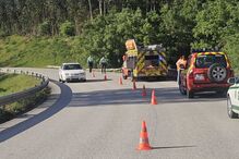 Camião betoneira despista-se e cai em vala em Penela. Condutor está encarcerado