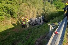 Camião betoneira despista-se e cai em vala em Penela. Condutor está encarcerado