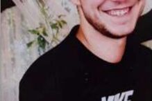 Homem sorri com uma t-shirt da Nike