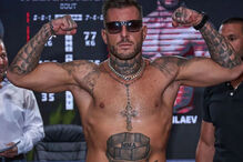 Lutador de MMA posa para a pesagem antes do combate