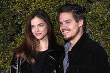 Casa de Dylan Sprouse em Los Angeles invadida. Ator imobilizou o suspeito até à chegada da polícia 