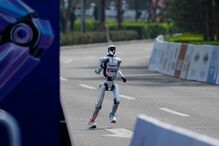 Robô humanoide vence meia-maratona em Pequim e supera recorde mundial humano
