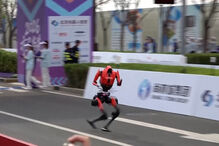 Robô humanoide vence meia-maratona em Pequim e supera recorde mundial humano