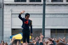 Michael Jackson acena para fãs