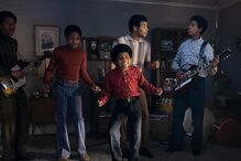 Os Jackson 5 atuam em casa com instrumentos e roupas coloridas