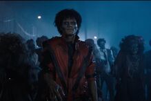 Michael Jackson surge como um zombie no videoclipe 'Thriller'