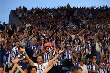 Jogo entre FC Porto e Tondela no Estádio do Dragão com adeptos nas bancadas
