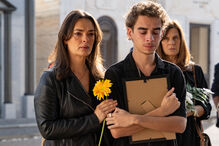 Familiares enlutados prestam homenagem num funeral com flores e memórias