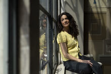 Paula Neves concilia novela e teatro, mostrando talento