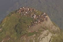 Vídeo mostra turistas encurralados no alto do morro