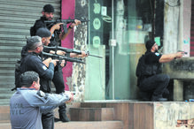 Turistas portugueses apanhados no meio de confronto armado em favela do Rio