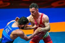 Lutadores competem num evento de luta, Suleymanov do Azerbaijão contra atleta da Hungria