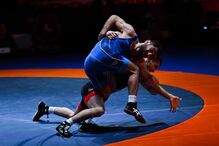 Dois lutadores competem num torneio de luta livre