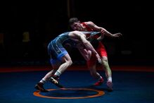 Dois lutadores competem num torneio