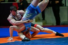 Dois lutadores competem num combate de luta