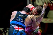 Lutadores competem num torneio; um atleta representa a Geórgia