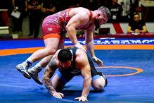 Dois lutadores competem num ringue de luta