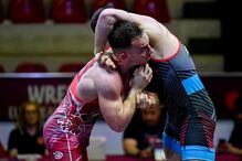 Dois lutadores competem num combate de luta