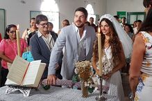 Casamento com convidados e noivos junto ao altar