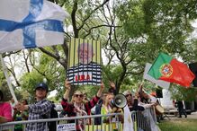Manifestantes protestam com cartazes de Lula e bandeiras de Portugal