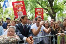 Manifestação com cartazes onde se lê 