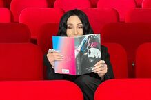 Cher divulga o seu livro de memórias, 