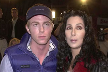 Cher e Elijah Blue Allman posam juntos num evento