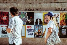 Pessoas apreciam cartazes com frases como 