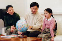 Família Imperial do Japão reunida com um globo terrestre