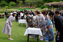Cerimónia tradicional japonesa com pessoas curvadas em sinal de respeito