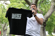 André Ventura protesta contra a impunidade com uma t-shirt alusiva