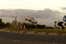 Perseguição a 225Km/h termina com BMW a ‘voar’ em rotunda  