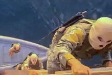 Imagens divulgadas pela Guarda Revolucionária iraniana mostram soldados a intercetarem navios no Estreito de Ormuz