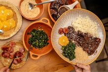 Prato de feijoada, arroz, couve, farofa, laranja e linguiça