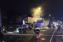 Camião despista-se, abalroa cinco carros e incendeia-se em Barcelos