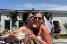 Júlia Palha celebra despedida de solteira com o futuro marido e amigos famosos