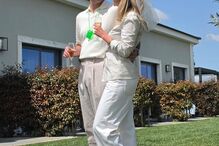 Júlia Palha celebra despedida de solteira com o futuro marido e amigos