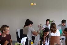 Júlia Palha celebra despedida de solteira com amigos e futuro marido