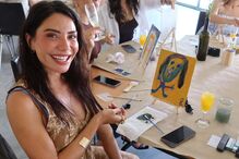 Júlia Palha celebra despedida de solteira com amigos e futuro marido