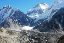 Gigantesca massa de gelo bloqueia a rota para o Evereste pouco antes da época alta