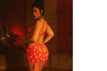 Rihanna exibe confiança e sensualidade em lingerie floral vermelha