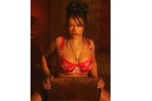 Rihanna exibe lingerie e poder após a maternidade