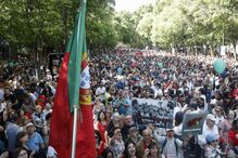 Em cada cravo, igualdade. Milhares de pessoas celebram Abril na Avenida da Liberdade