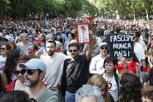 Milhares de pessoas descem a Avenida da Liberdade no 25 de Abril 2026