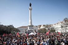 Milhares de pessoas descem a Avenida da Liberdade no 25 de Abril 2026