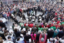 'Em cada esquina um amigo': Interpretação coletiva de 'Grândola Vila Morena' encanta praça espanhola no 25 de Abril