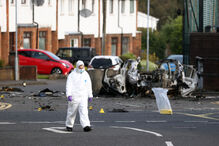 Polícia investiga explosão de carro em frente à esquadra, em Belfast