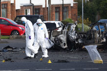 Investigação policial em Belfast após explosão de carro