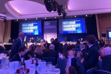 Imagens mostram convidados a refugiarem-se debaixo das mesas após homem armado invadir jantar da Casa Branca