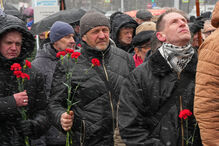 Russos homenageiam heróis de Chernobil com cravos vermelhos